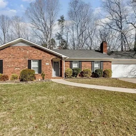 Charming and cozy 3-bedroom house, 2 full bathrooms in High Point close to HPU