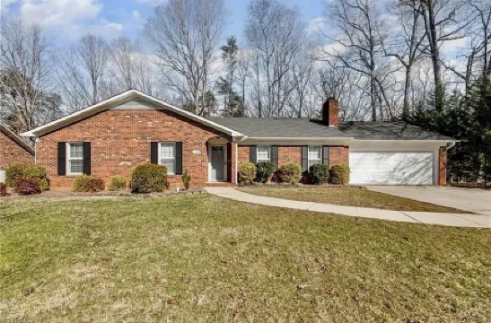 Charming and cozy 3-bedroom house, 2 full bathrooms in High Point close to HPU