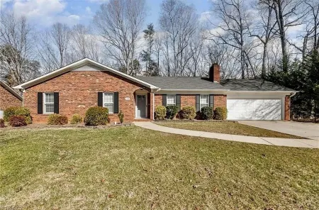 Charming and cozy 3-bedroom house, 2 full bathrooms in High Point close to HPU Отели рядом с достопримечательностью «All-A-Flutter Butterfly Farm»