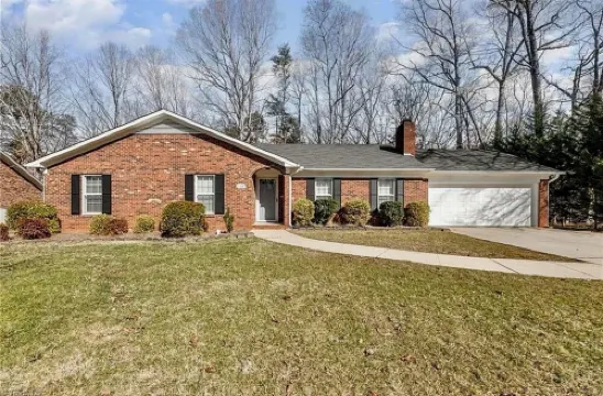 Charming and cozy 3-bedroom house, 2 full bathrooms in High Point close to HPU