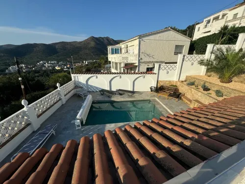 Casa con increíbles vistas al mar a pie de montaña