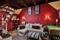 Cosy 18th Century Cottage in The Cotswolds. Great for groups and families.