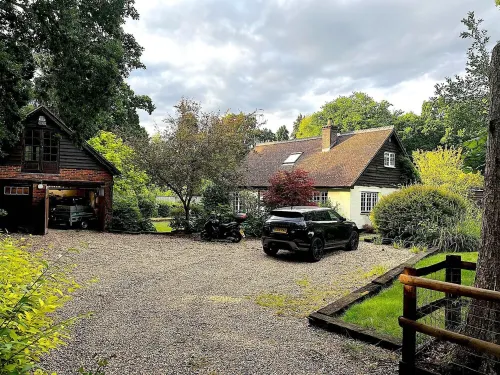 Picturesque 4 Bed Cottage Lingfield, Surrey