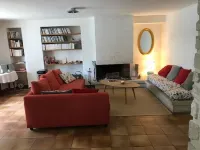 Grande Maison Idéale Pour Deux Couples Hotels in Velleron