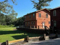 Charming 3-BR Cabin/House, Pool, creek, 35Acres with Fiber Internet in Pikeville Hotels in Bledsoe County