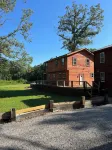 Charming 3-BR Cabin/House, Pool, creek, 35Acres with Fiber Internet in Pikeville
