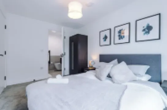 Modern Luxury Apartment in Old Trafford, Balcony, Sleeps 6