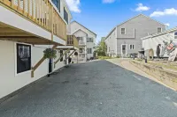 Beautiful, luxurious 2br apartment 300' from the ocean. Setup with the works Hotels in Salisbury