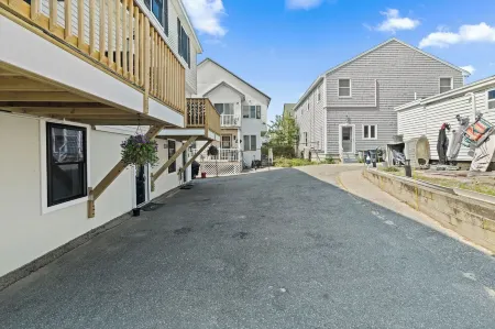 Beautiful, luxurious 2br apartment 300' from the ocean. Setup with the works