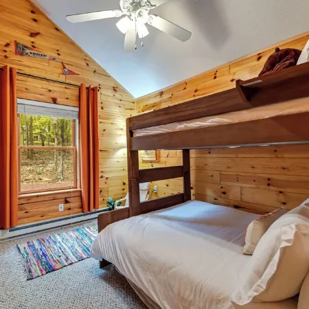The Robin's Nest, a cozy 3-bedroom cabin in Lake Harmony with Firepit, AC, WiFi