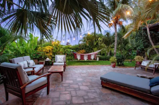 Rancho Santana. Charming garden Casita V-14 surrounded by tropical gardens. のホテル