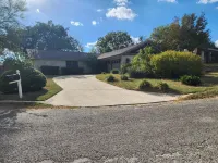 Spacious 4 BR house AC & WiFi in cool Universal City. Fenced yard, shop, RAFB Hotels in Universal City