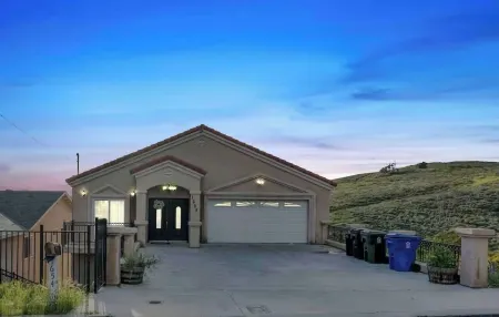 Spacious 5-bedroom house in welcoming Spring Valley with AC, WiFi