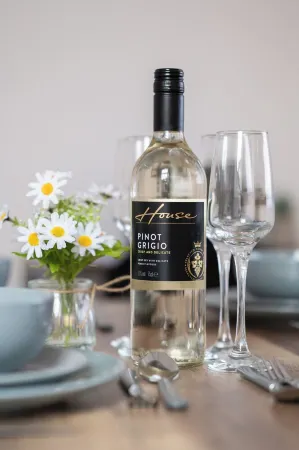 Spacious Beachfront Retreat with Parking | Your Perfect Getaway