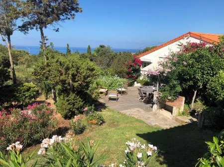 SEASIDE VILLA (200 meters from the beach) WITH SWIMMING POOL 10X4 Отели в г. Пьетроселла