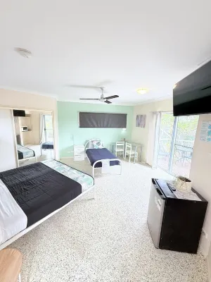 Emu Park Beach resort. Family Rooms for 3 guest.