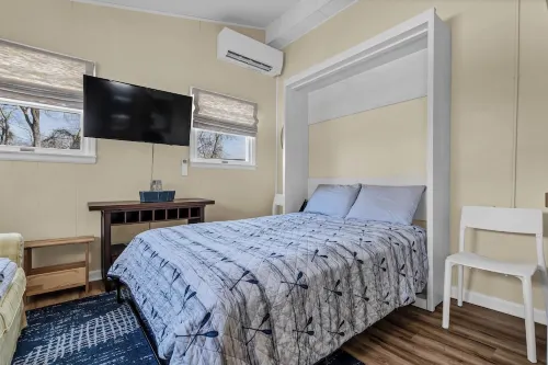 Charming 1-bedroom apartment with AC, 3 minute walk to beach, and new hot tub - Huoneistot