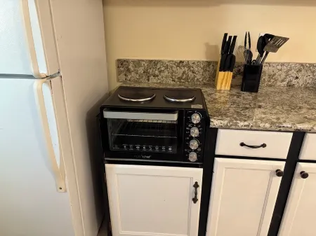 Coxy 2 Bedroom Apartment getaway with AC Отели в г. Саффорд