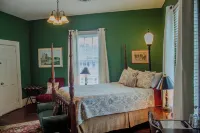 The Ilex Room - Private studio w/ Ensuite Bath in Historic Downtown Home Hotels in North Clinton