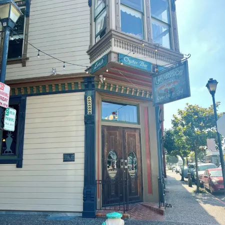 2 bedroom Waterfront Victorian Apartment