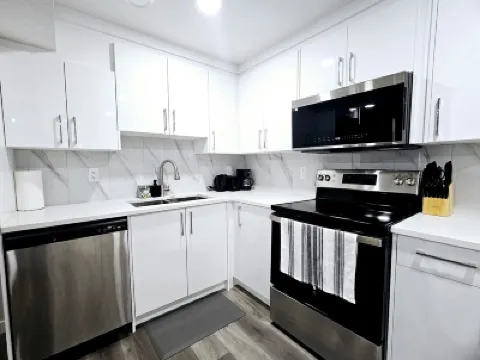 A Cozy Home away from Home located in the beautiful neighborhood of McConachie. Hotel berhampiran Alberta Railway Museum