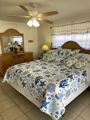 Charming 2-bedroom 2 bathroom condo 2.5 ml from Englewood beach with WiFi, AC Hoteles en Englewood
