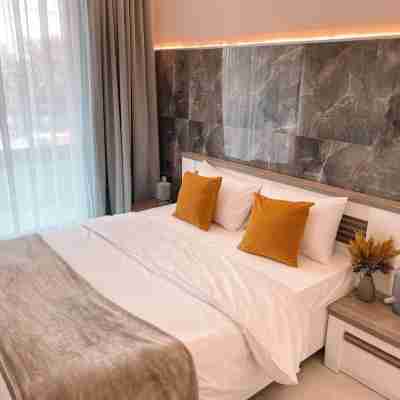 Elegant 2BR near Airport Rooms