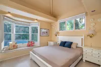 Kahala Estate • Pool • Cottage • Steps to Beach Hotels in Kahala