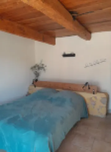 Bastidon between hill and vineyard