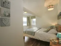 Waterside - Luxury Menai Bridge Holiday Cottage - Walk to restaurants and bars Hotels in Menai Bridge