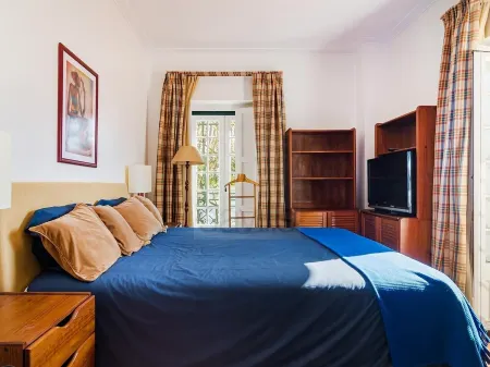 Charm Villa in Parede, few meters from the Beach. Beautiful garden with Jacuzzi Отели в г. Пареде