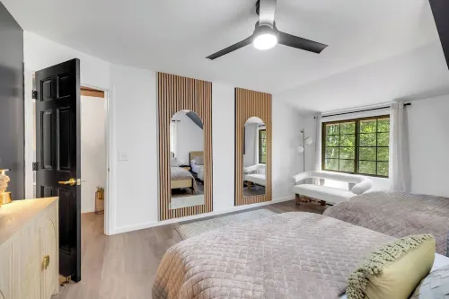 Perfect 5-bedroom house with private beach, indoor pool, in charming Carsonville