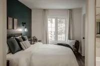 Wildwood Hot Tub + Indoor/Outdoor Pool + Sauna + Game Room Hotels in Oro-Medonte