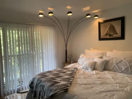 Hampton Home On Creek & Walking Distance To Beach Отели в г. Спрингс