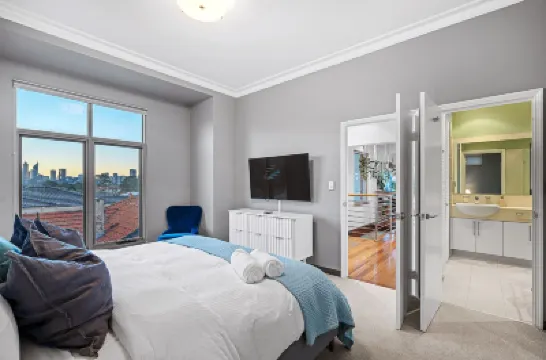 Designer Luxury 3brd - Epic Views - South Perth Hotels near Old Mill