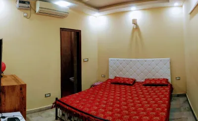 Uber Apartment for 4 in Central Delhi | Metro 5 mins away | Fully Airconditioned Hotels near NIMS Institute