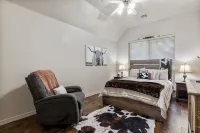 4-Bedroom, Game Room, BBQ Grill, and Pool Hotels in Bixby