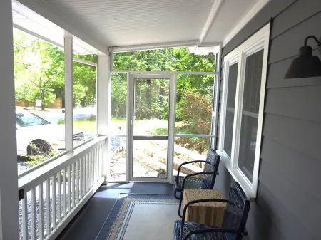 Stylish Retreat w/ Fire Pit & Porch Отели в г. Розуэлл