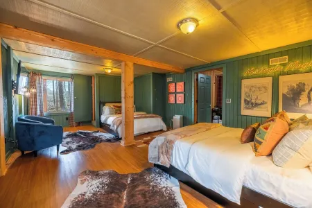 Large cabin-Game Room,Hot tub,Kid Friendly