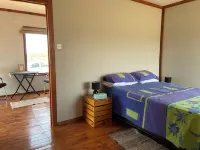 Cozy wooden cabin overlooking the foot of the Tswapong Hills in Palapye. Hotel a Palapye