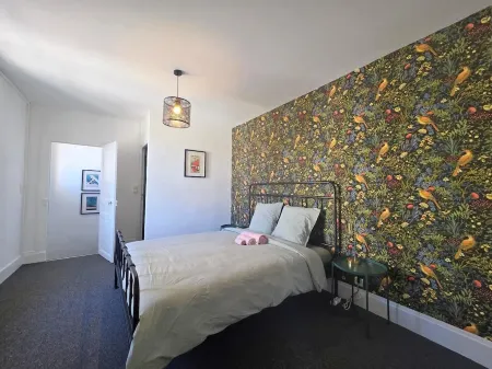 Charming 2-bedroom house in beautiful Chambon-sur-Voueize with Fibre Отели в г. Шамбон-сюр-Вуэз