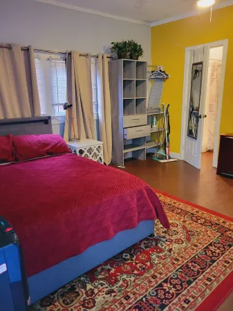 Cozy studio in charming Denton flew blocks from UNT