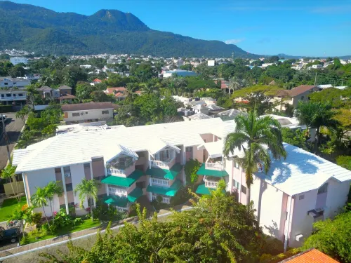 Spacious 2BR, Fast WiFi/Ocean & Mountain Views, Security & Convenience