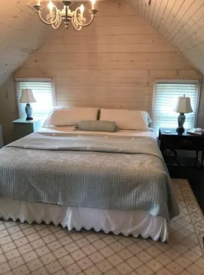 Garage Cottage Apartment with Horse Pasture