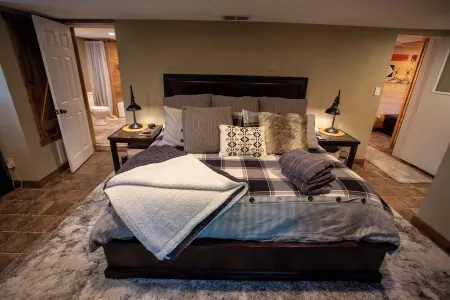 Luxury Cabin Retreat – Dog-Friendly, Cozy, Great Wi-Fi and an amazing Jacuzzi!