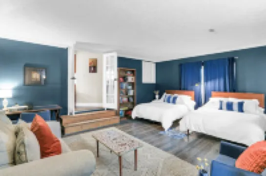 The Charming Home: 3-bedroom house, blocks to downtown Champaign, with WiFi, AC