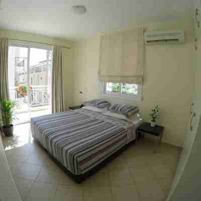Kato Paphos Suites - 1-Bedroom Apartment. Pool view, WiFi & a/c. Great Location Rooms