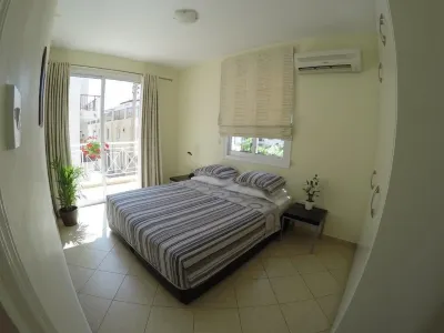 Kato Paphos Suites - 1-Bedroom Apartment. Pool view, WiFi & a/c. Great Location のホテル