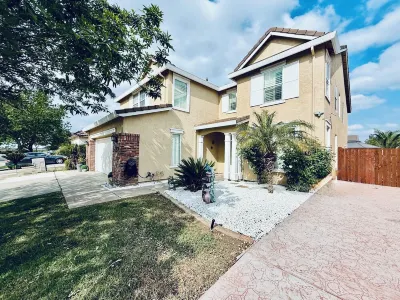 Spacious 7-bedroom villa in brilliant Merced with WiFi, fitness room, AC Hotels near University of California Merced