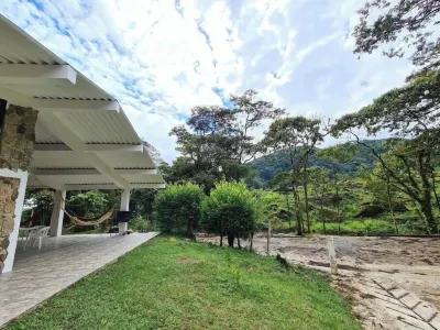 Paraíso en la montaña con cascadas y lago de pesca Hotels in 